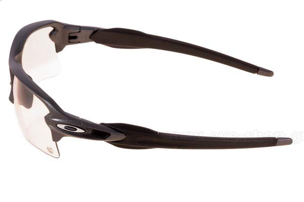 Oakley μοντέλο 9188 FLAK 2.0 XL στο χρώμα 16 Steel Clear Black Irid Photochromic
