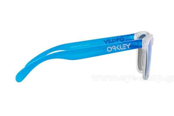 Oakley μοντέλο Frogskins 9013 στο χρώμα B2 Matte Clear Transparent Blue